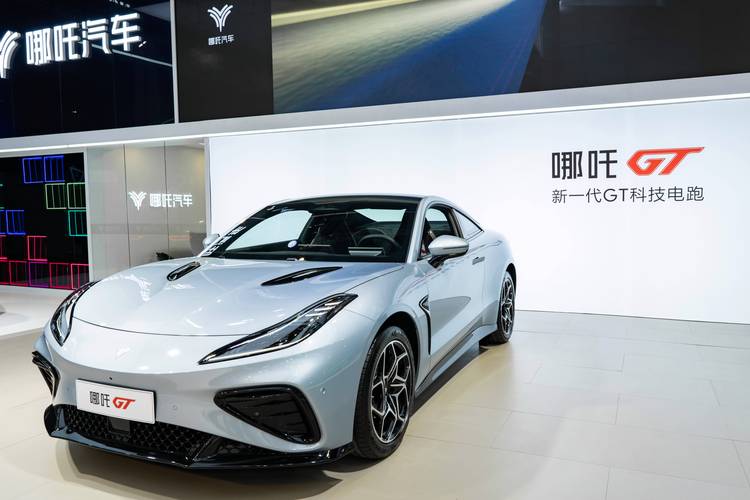 成都76哪吒汽车在智能汽车领域的表现，领途汽车在新能源汽车市场中的影响力